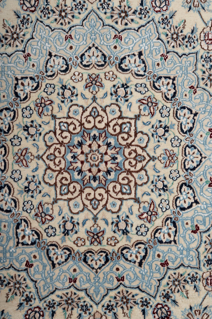 SURI Signed Nain 6La 289x191cm