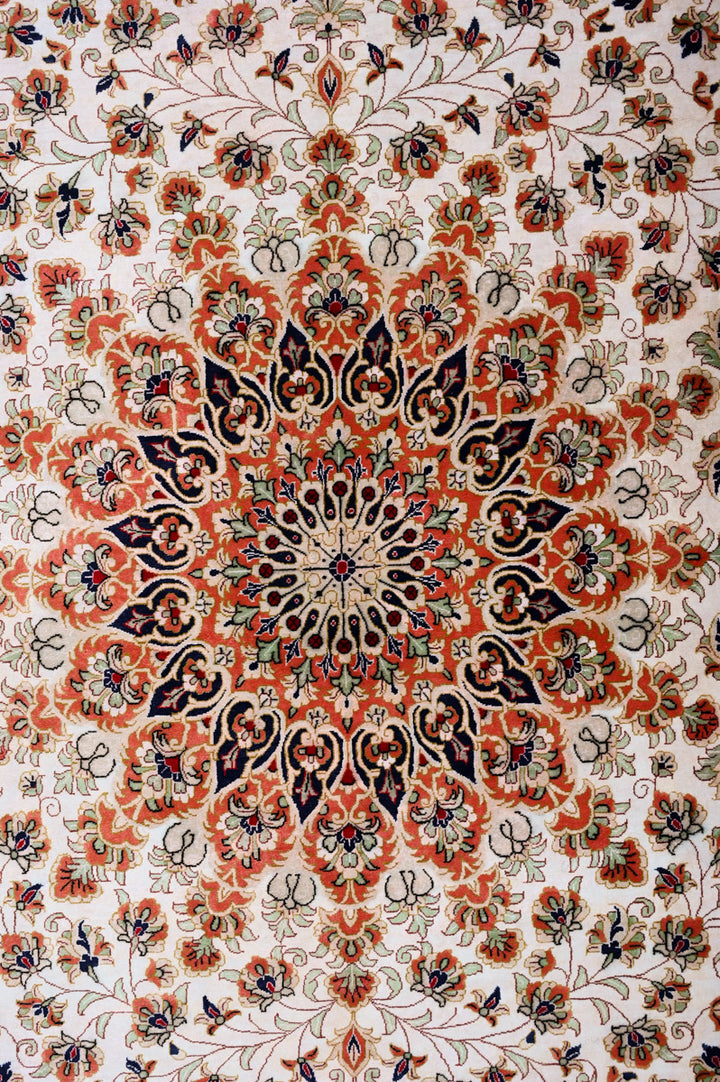 QUEENS Signed Qum Silk 297x195cm