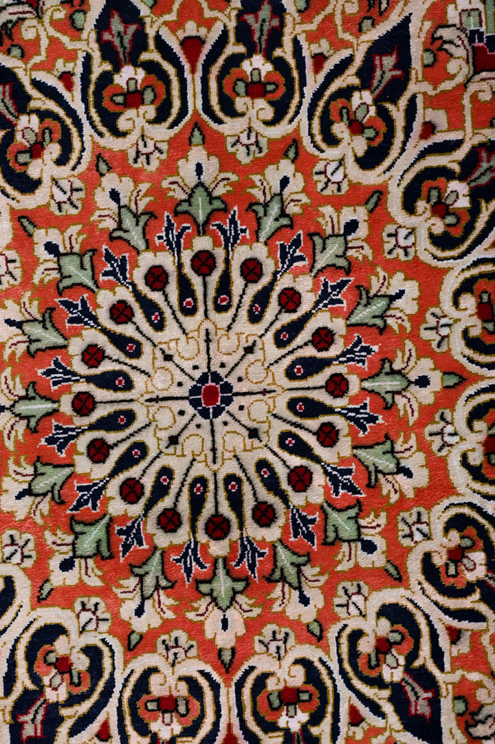 QUEENS Signed Qum Silk 297x195cm