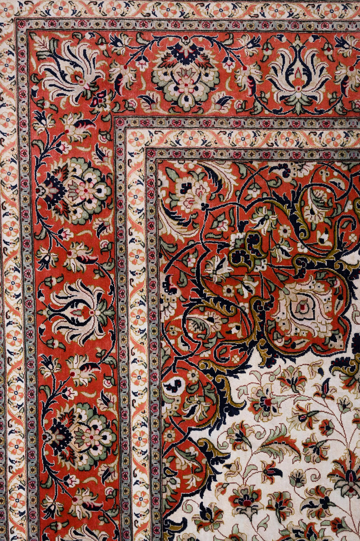 QUEENS Signed Qum Silk 297x195cm
